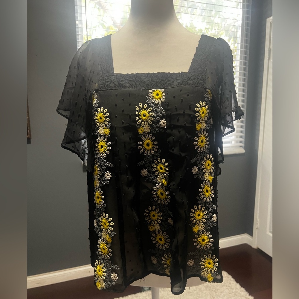 - Flowy black short sleeve top with sheet design. In EUC. Size Med